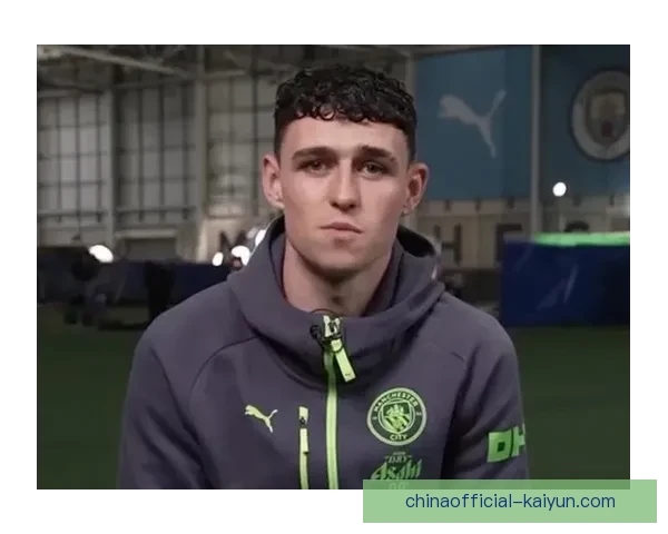 菲尔·福登巧妙应对紧逼防守，展现出色球场智慧，表现亮眼。