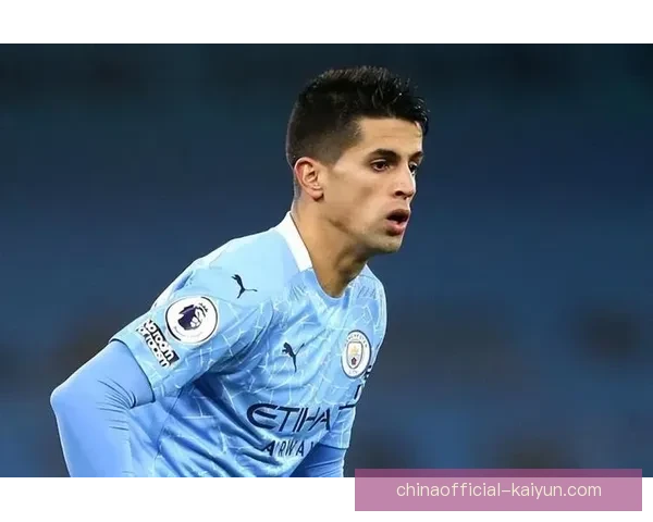 坎塞洛在曼城时期表现稳健，展现出强大的防守与进攻能力